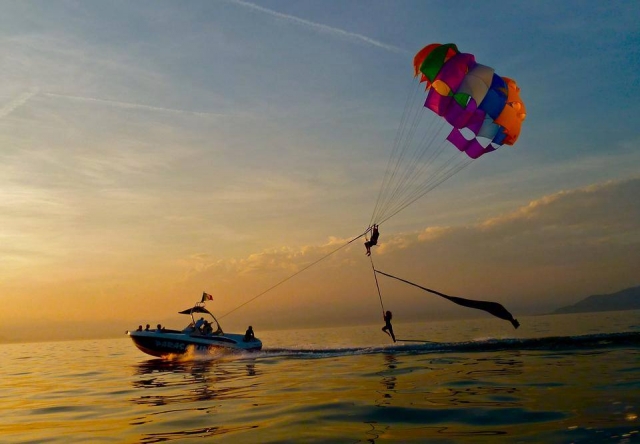 Al atardecer en parasailing 